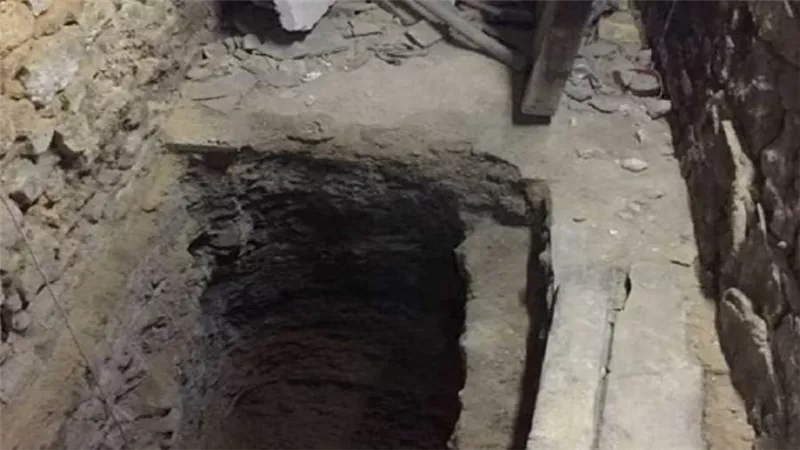 بسبب التنقيب عن الآثار.. شاب يفقد عائلته فى انهيار عقار بالإسكندرية 