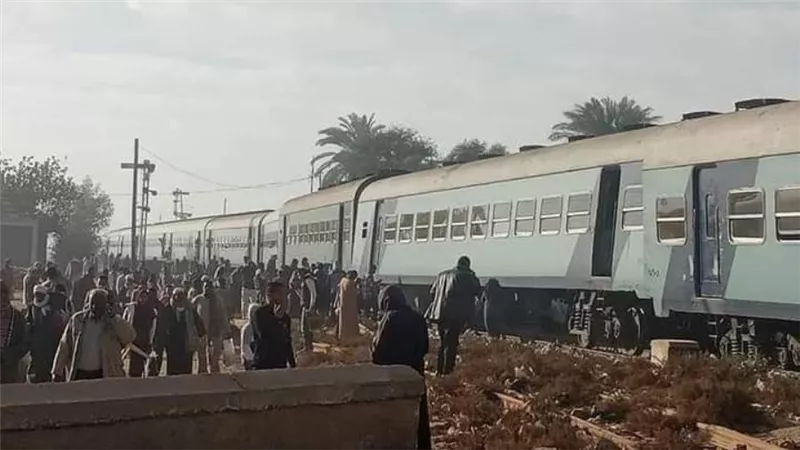 بالصور.. خروج قطار الأقصر- الإسكندرية عن القضبان في قنا 