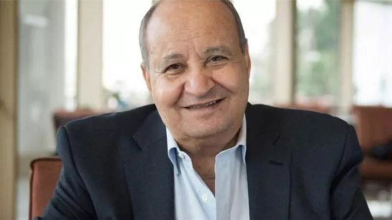 عاجل.. انهيار شقيقة وحيد حامد بمجرد وصول جثمانه لمسجد الشرطة