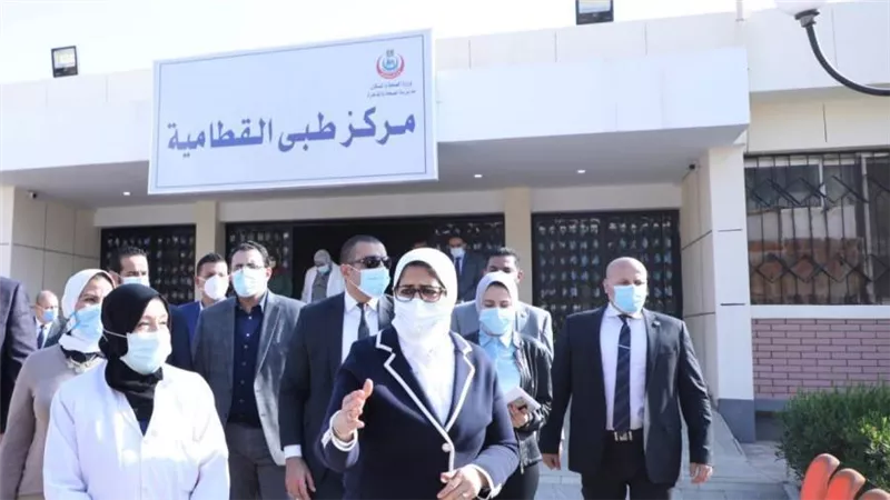  تمهيدًا لتطعيم المواطنين بلقاح كورونا..وزيرة الصحة تتفقد مركز طبي القطامية 