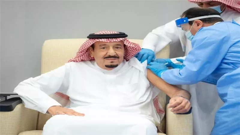 عاجل.. بالفيديو والصور| لحظة تلقي خادم الحرمين لقاح «كورونا» على الهواء