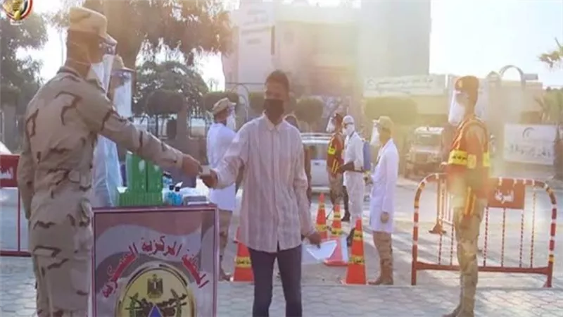 استمرارًا لجهودها .. القوات المسلحة توزع المسكات على المواطنين بالميادين 