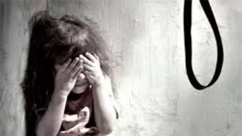 تركها عارية في الشارع.. القصة الكاملة لتعذيب أب ابنته الرضيعة وتهديده بحرقها في الدقهلية 