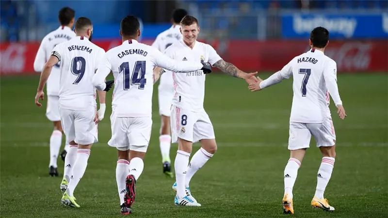 ريال مدريد يقفز إلى وصافة الليجا برباعية في شباك ألافيس