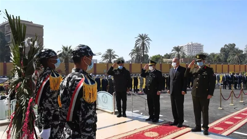 محافظ قنا ومدير الأمن يضعان اكليل من الزهور علي النصب التذكاري لشهداء الشرطة في الذكري الـ 69 لعيدها 
