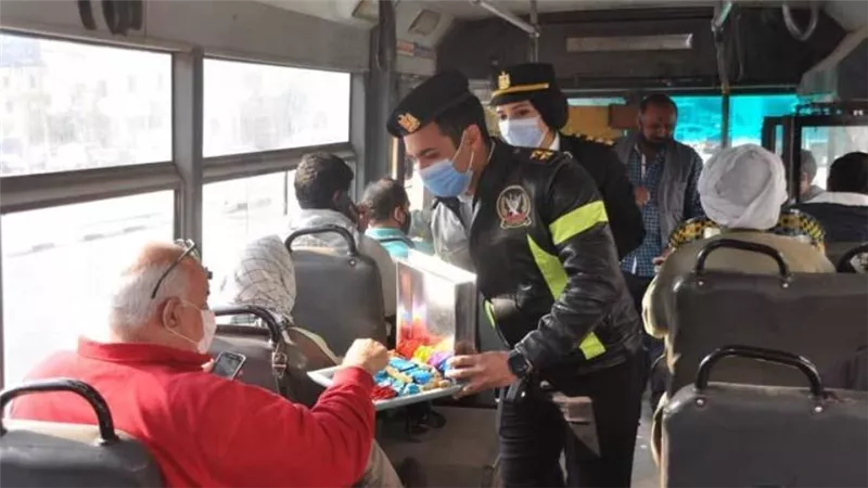 احتفالا بعيد الشرطة.. مديرية أمن القاهرة توزع الورود على المواطنين 