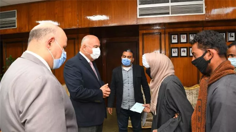 بالصور.. محافظ قنا يكرم أسرة شهيد الشرطة بنقادة 
