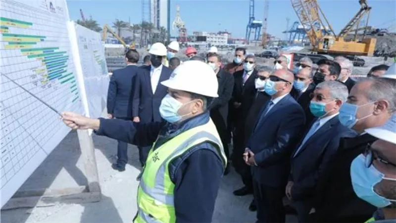 وزيرا النقل وقطاع الأعمال ورئيس هيئة قناة السويس يتفقدون ميناء الإسكندرية 
