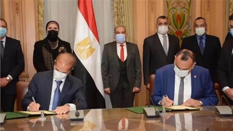 وزيرا الصناعة والانتاج الحربي يشهدان اتفاقية تصنيع الأوتوبيسات الكهربائية 