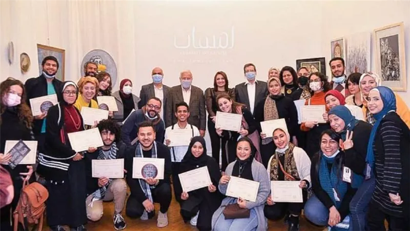 بالصور | زاهي حواس يدعو 