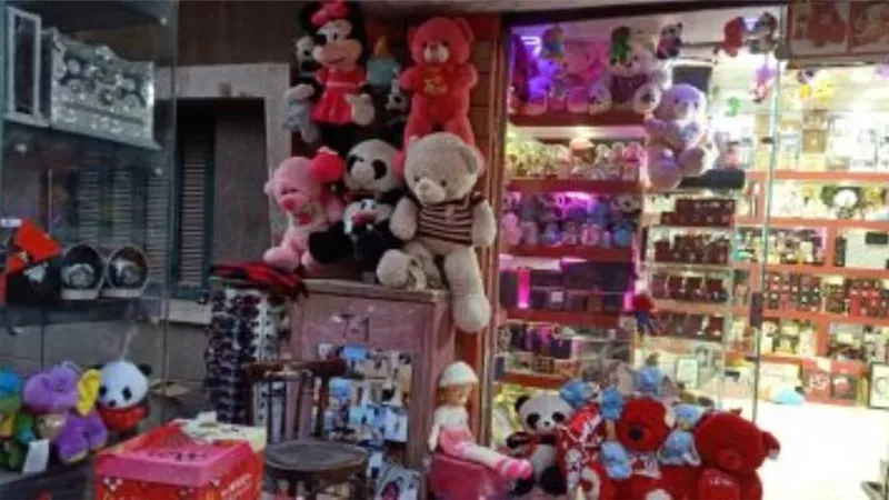 لهذا السبب.. 4 دول تمنع الاحتفال بعيد الحب.. تعرف عليها