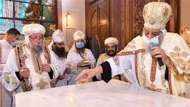 البابا تواضروس يدشن مذابح كنيسة العذراء والأنبا موسى بالمنشية 