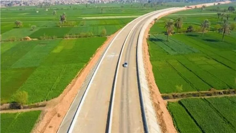 وزير النقل يتفقد طريق الصعيد الصحراوي الغربي  