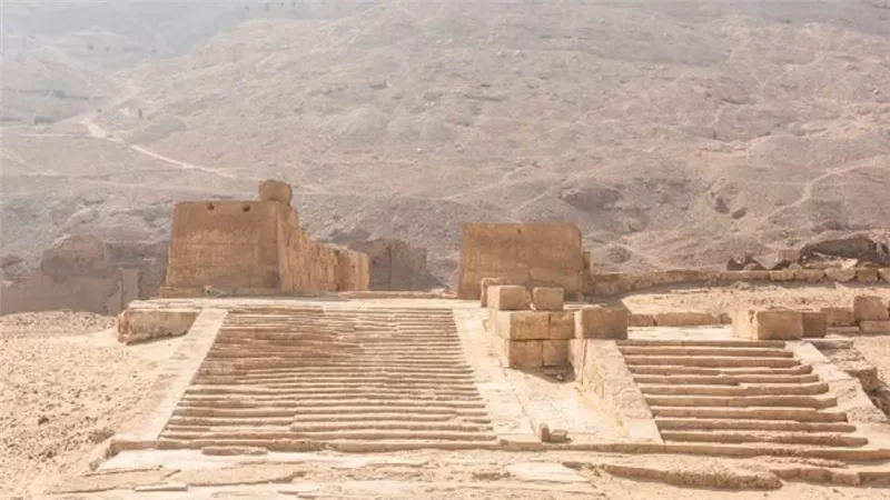 بالصور | العناني: دخول منطقتي معبد أتريبس ومقابر الحواويش بسوهاج مجانا للمصريين حتى نهاية مارس