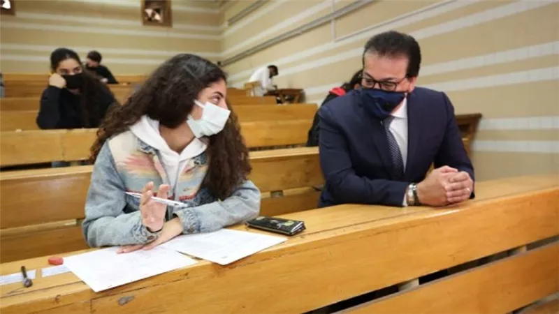 بالصور | وزير التعليم العالي يتابع انتظام لجان الامتحانات بجامعتي القاهرة وعين شمس