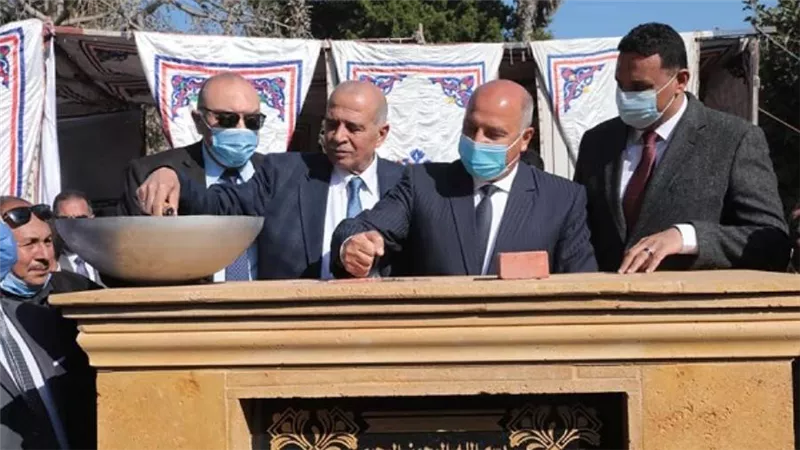 بالصور | وزير النقل يضع حجر الأساس لـ 