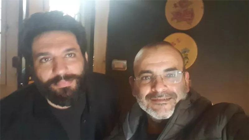 أيمن بهجت قمر وحماقي.. تحت تهديد السلاح (صور)