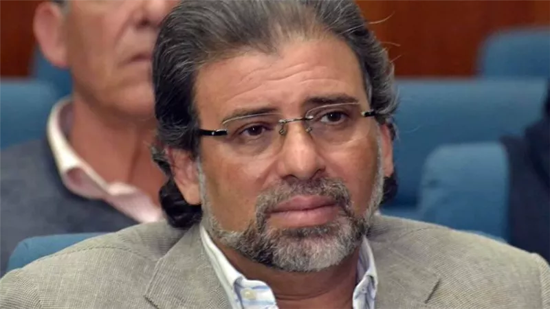 خالد يوسف يحضر صلاة الجنازة على شقيقه صلاح بالقليوبية