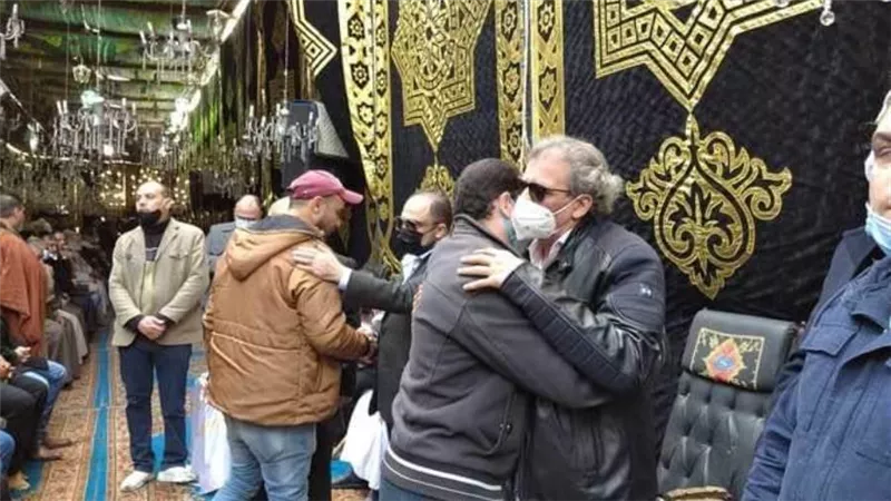 خالد يوسف يتلقى العزاء فى وفاة شقيقه صلاح بـ 