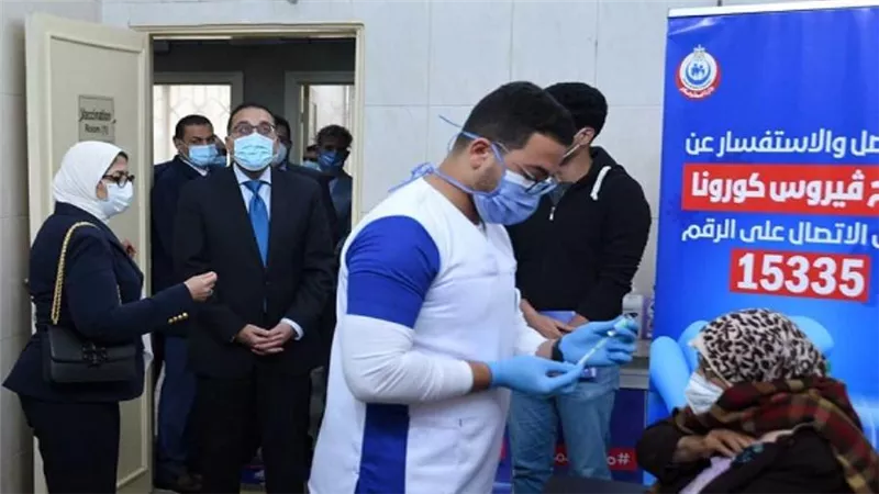 عاجل | بالصور |  مدبولي يشهد بدء تطعيم أصحاب الأمراض المزمنة وكبار السن بلقاح كورونا بالقطامية