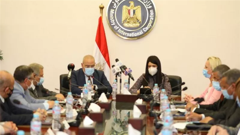 بالصور | لتوفير الصرف الصحي بالأقصر.. 