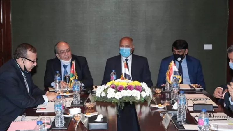 بالصور | وزير النقل يشارك في أعمال الجمعية العمومية للجسر العربي للملاحة