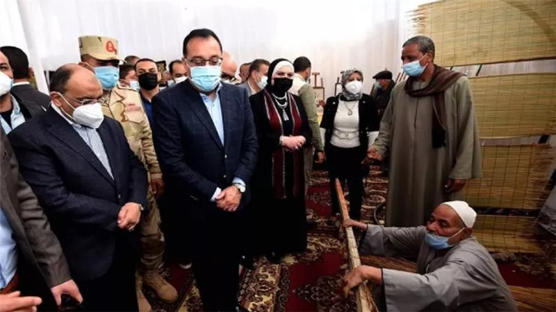 بالصور | رئيس الوزراء يوجه بضرورة دعم الصناع الحرفيين ومنتجاتهم 