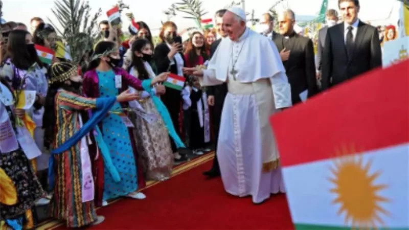 بابا الفاتيكان يحيي قداسًا فى أربيل بحضور 10 آلاف مشارك