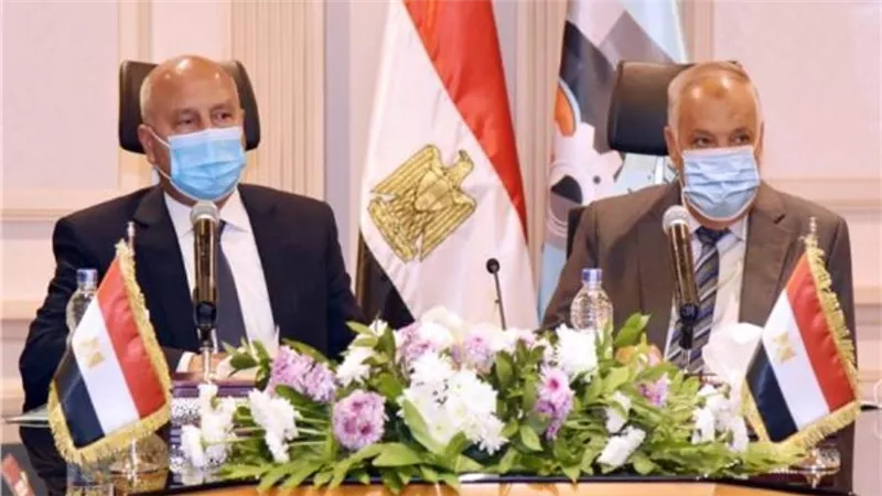 وزير النقل يبحث تطوير 200 عربة قطارات «درجة ثالثة»