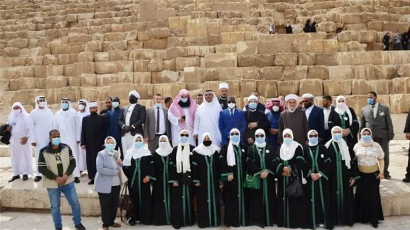 بالصور | أكثر من خمسين وزيرًا ومفتيًا ومفكرًا في أهرامات مصر