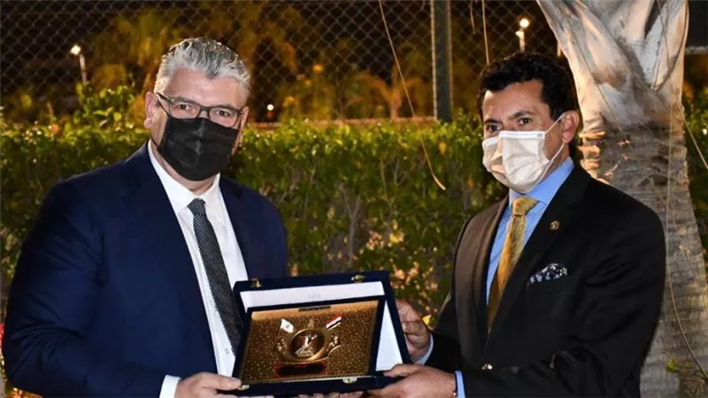 وزير الرياضة يكرم رؤساء الاتحادات الدولية والأوروبية والإفريقية للدراجات