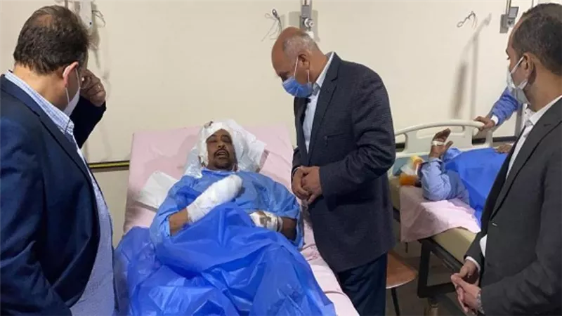 بالصور | وزير النقل يزور مصابي حادث قطاري سوهاج