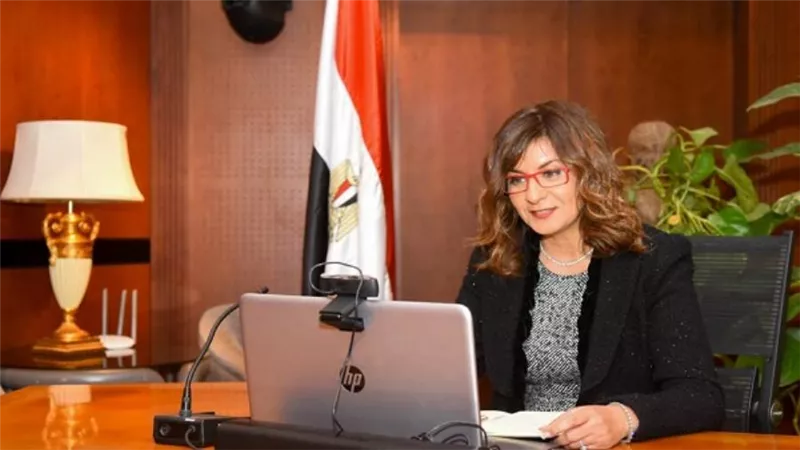 بالصور | وزيرة الهجرة تشيد بجهود الدولة في تعويم السفينة الجانحة