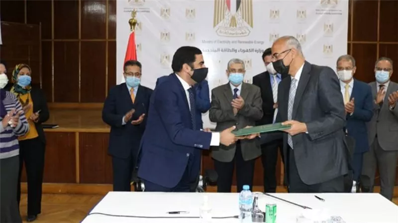 بالصور | يوفر 500 فرصة عمل مؤقتة.. توقيع عقد إنشاء محطة لإنتاج الكهرباء بالزعفرانة