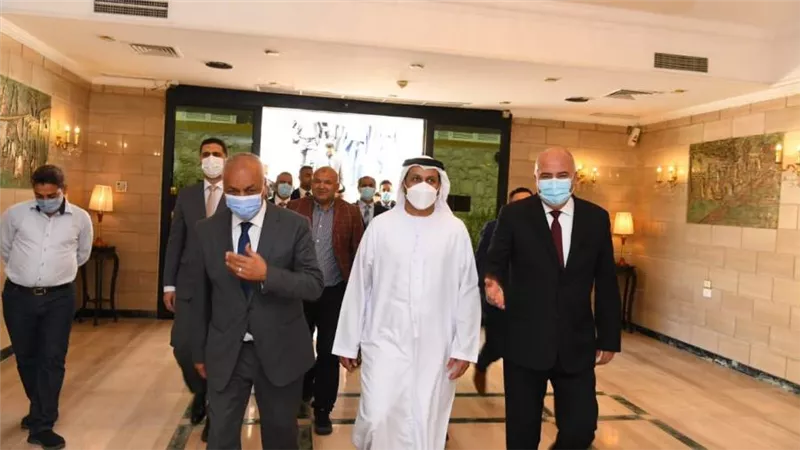 محافظ قنا والسفير الإماراتي يؤديان صلاة الجمعة بمسجد القنائي ويبحثان تعزيز التعاون بين البلدين 