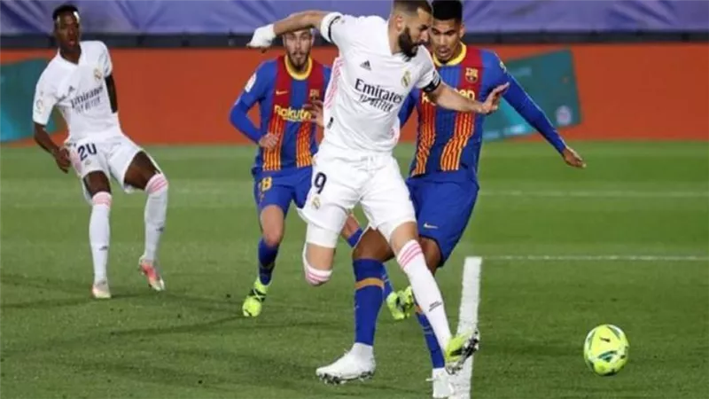 ريال مدريد ينهي الشوط الأول بهدفين في شباك برشلونة