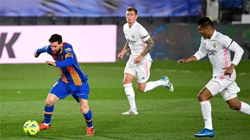 ريال مدريد يهزم برشلونة (2_1) ويشعل صراع الليجا