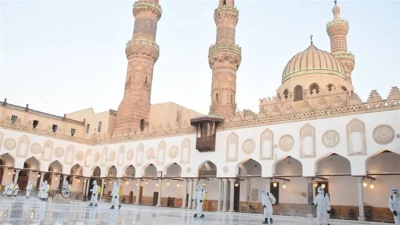 بالفيديو والصور | القوات المسلحة تُطهر وتُعقم المساجد الكبرى خلال رمضان 