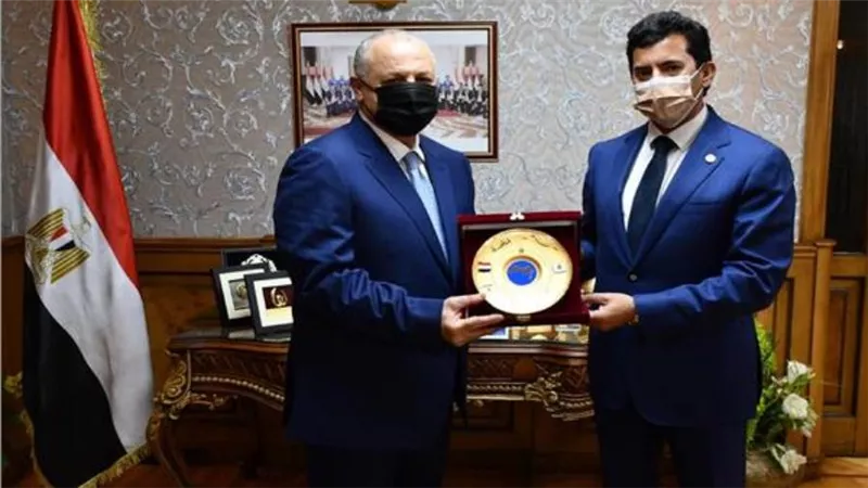 وزير الرياضة يكرم هانى ابوريده ويهديه درع الوزارة 