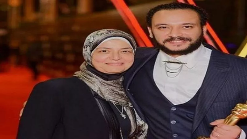 بدء صلاة الجنازة على جثمان زوجة خالد صالح بمسجد عمرو بن العاص