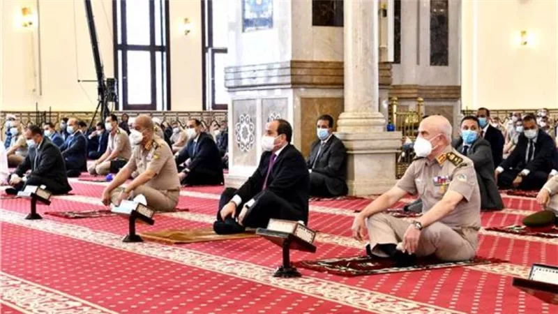 الرئيس يؤدي صلاة الجمعة بمسجد المشير طنطاوي ويلتقي عددا من كبار قادة القوات المسلحة 