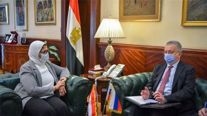بالصور | وزيرة الصحة تبحث مع السفير الروسي لدى مصر سبل توفير لقاح 