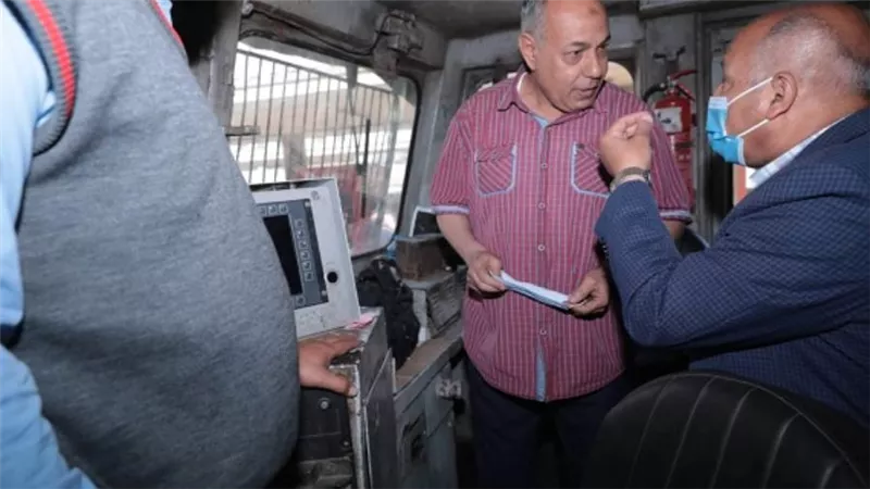 بالصور | خلال جولته بمحطة رمسيس للسكك الحديدية.. الوزير يُعاقب سائق 