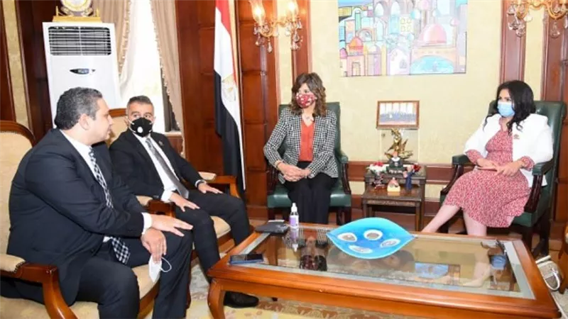 بالصور | وزيرة الهجرة تدعو لحوار مشترك بين شباب البرلمان المصري واليوناني والقبرصي