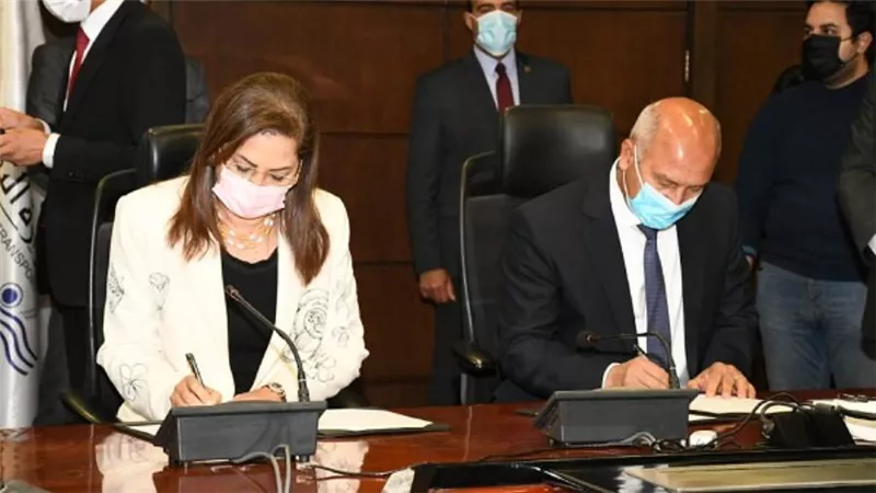 بالصور | توقيع مذكرة تفاهم لتوطين صناعة المترو والقطارات ذات الجر الكهربائي 
