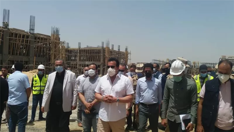 بالصور.. د. خالد عبد الغفار وزير التعليم العالي يتفقد الأعمال الإنشائية بجامعة بنها الأهلية 