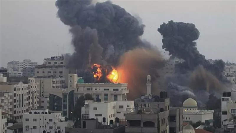 رويترز:غارة إسرائيلية تدمر برجا سكنيا في غزة