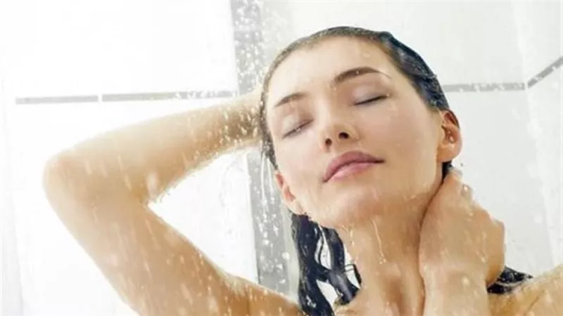 طبيب تجميل: اختيار وقت الإستحمام له فائدة على صحة الجسم