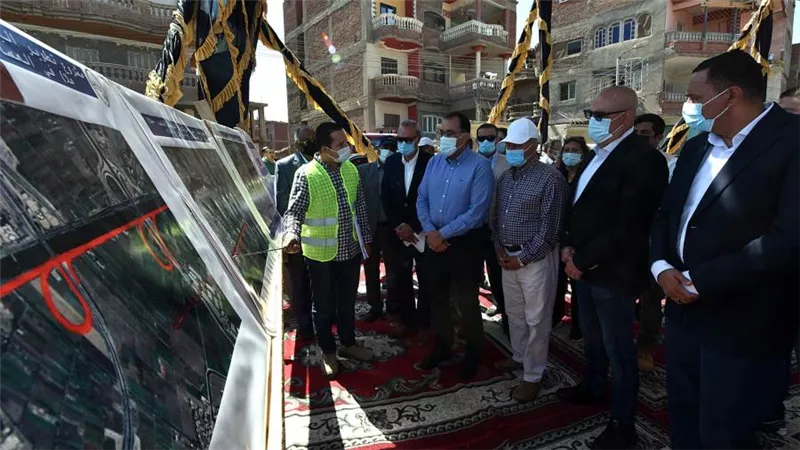 بالصور.. رئيس الوزراء يتفقد عددا من مشروعات الطرق والكباري للربط بين محافظتى القليوبية والدقهلية