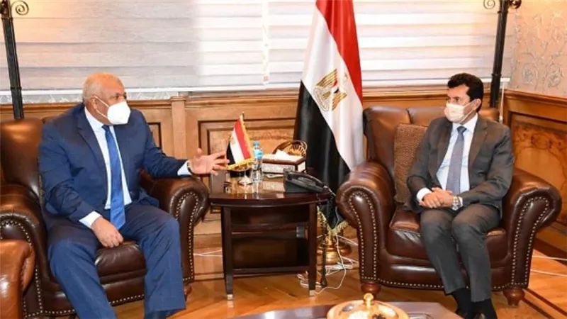 بالصور | وزير الرياضة يلتقي محافظ الوادي الجديد